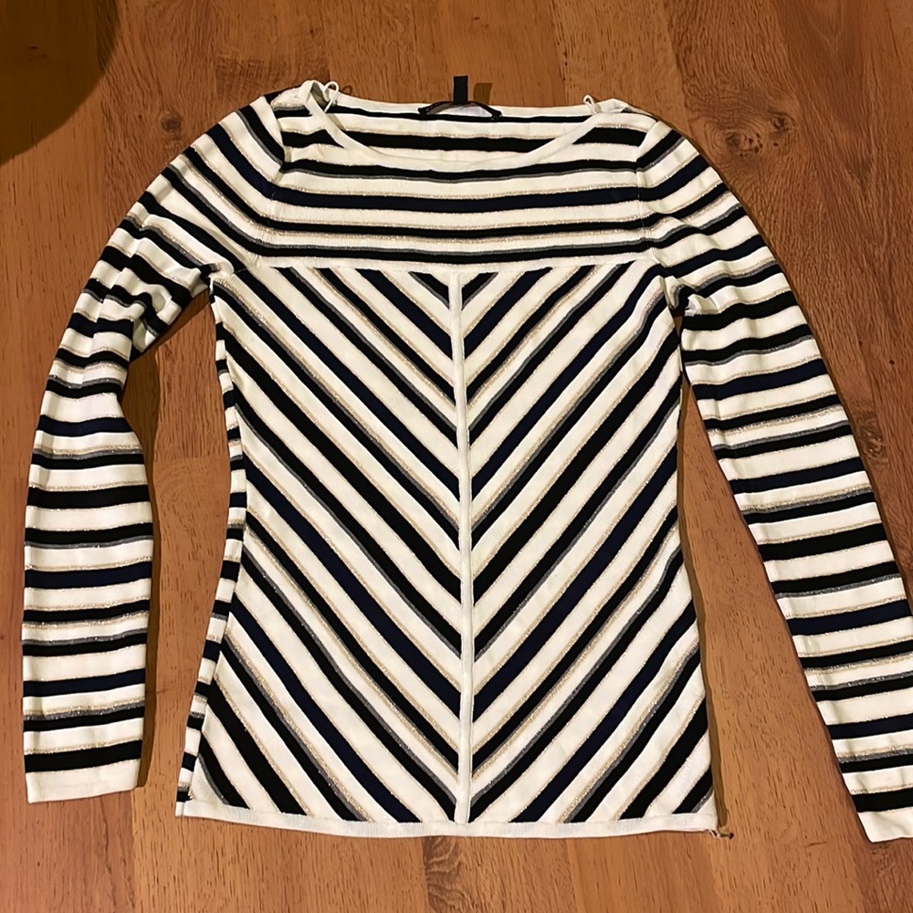 Form fitting crew neck lightweight sweater